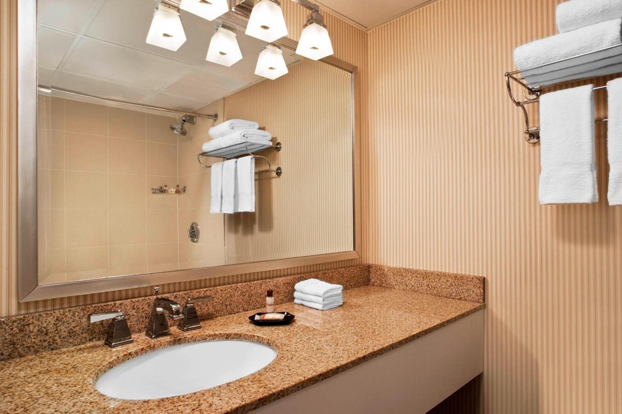 Sheraton Framingham Hotel & Conference Center Екстериор снимка