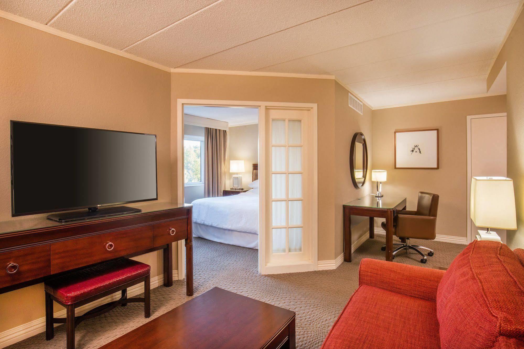 Sheraton Framingham Hotel & Conference Center Екстериор снимка