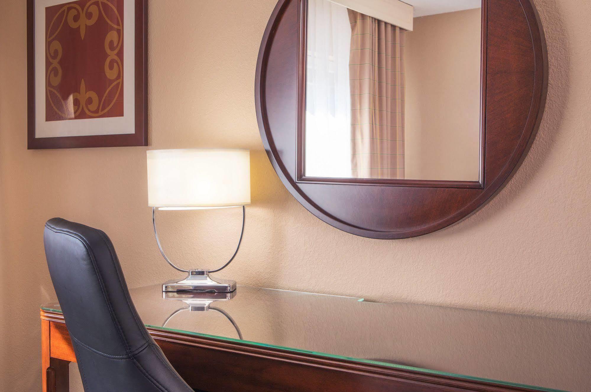 Sheraton Framingham Hotel & Conference Center Екстериор снимка
